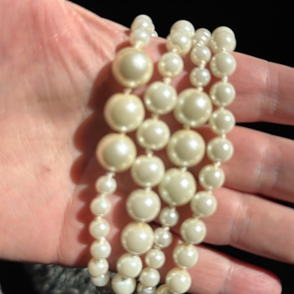 J.Crew multi strand (4) pearl bracelet. Varied pearl size. Gold toned clasp. EUC - Picture 10 of 14